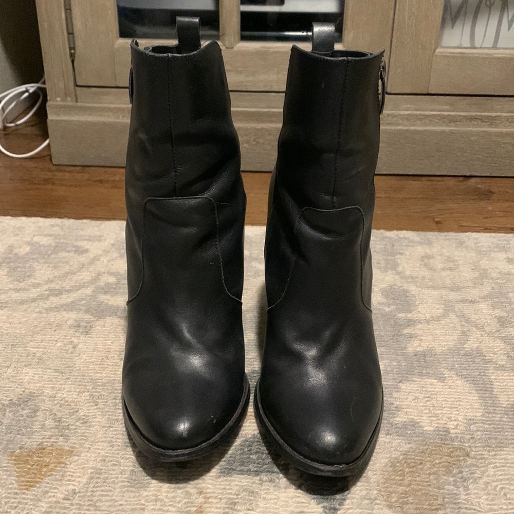 Steve Madden black leather booties- size 9. Round toe, side zipper and 4” heel